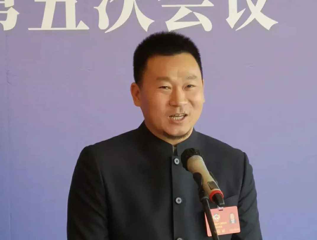 为进一步展示市政协团结、民主、开放、自信的形象，向市民和网友展示政协委员的履职风采，中山市政协十二届五次会议在2月4日上午开幕前开设“委员通道”，市政协委员、南京伟泽教育培训管理有限公司公司总经理陈朝阳走进“委员通道”，回应社会关切的问题。他就如何做好城市应急管理规划的问题进行发言，并回答记者提问。.jpg